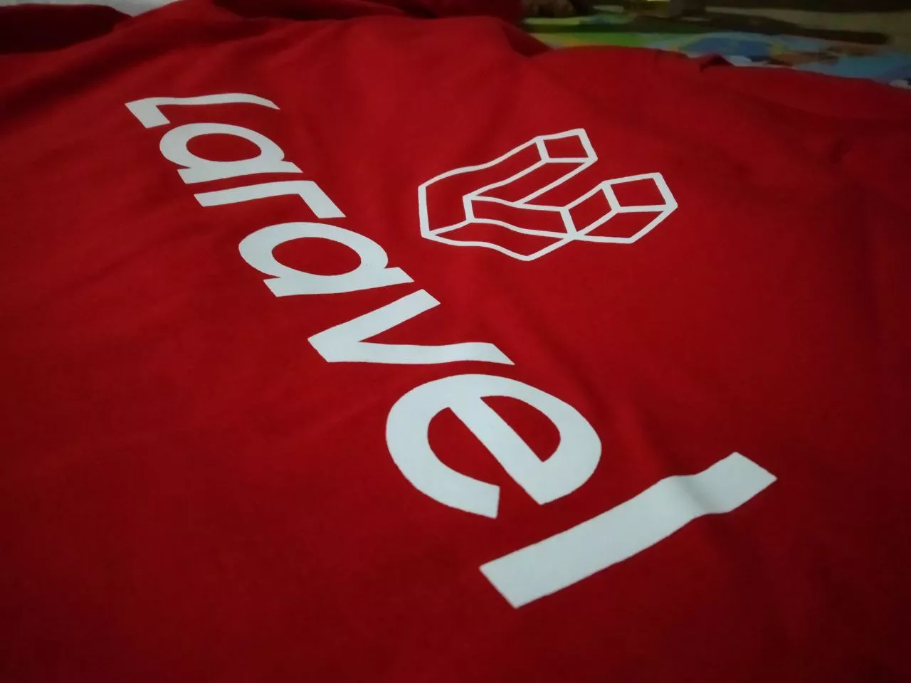 Kaos Laravel Merah