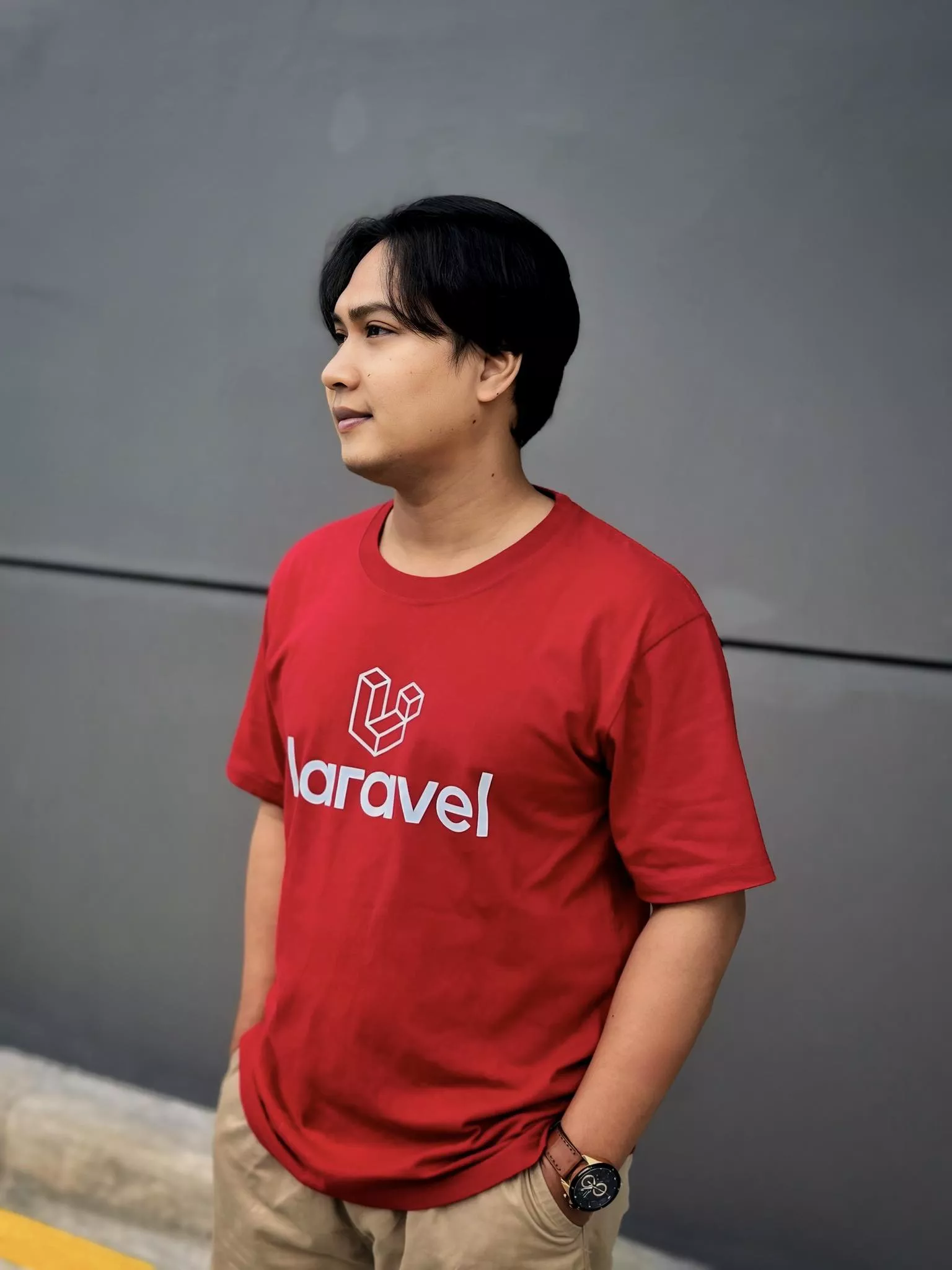 Kaos Laravel Merah